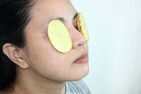 sử dụng khoai tây để làm trẻ hóa vùng da quanh mắt
