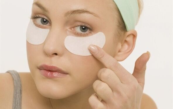 trẻ hóa vùng da quanh mắt bằng cách sử dụng miếng dán