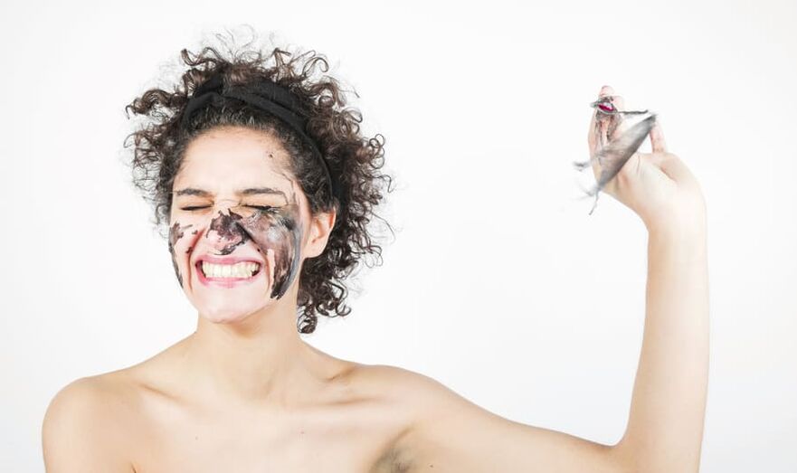 một người phụ nữ thực hiện một liệu pháp trẻ hóa da mặt